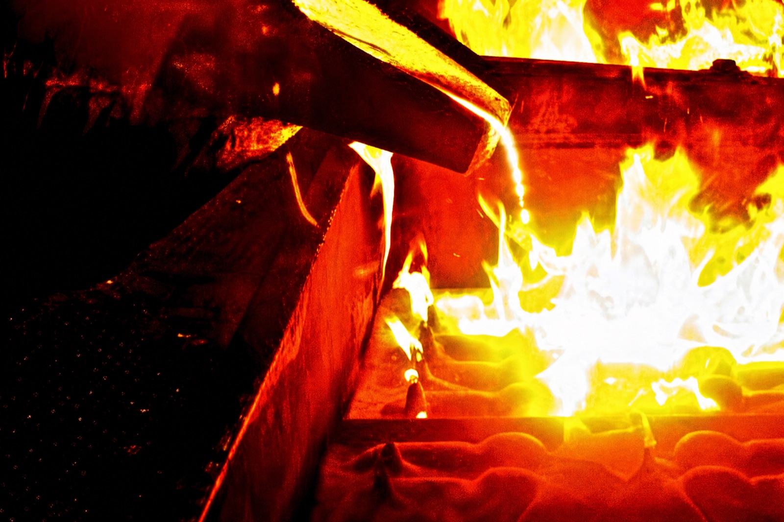 High-resolution molten metal pour for investment casting